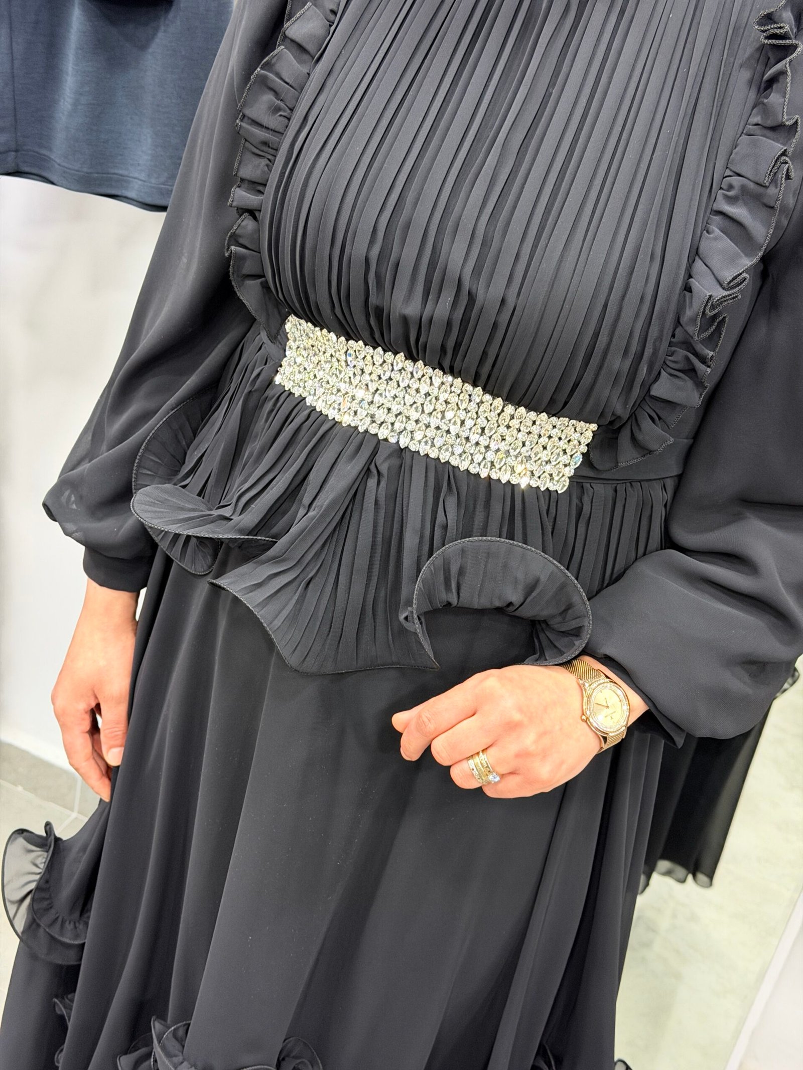 Kristal Kemerli Piliseli Şifon Elbise