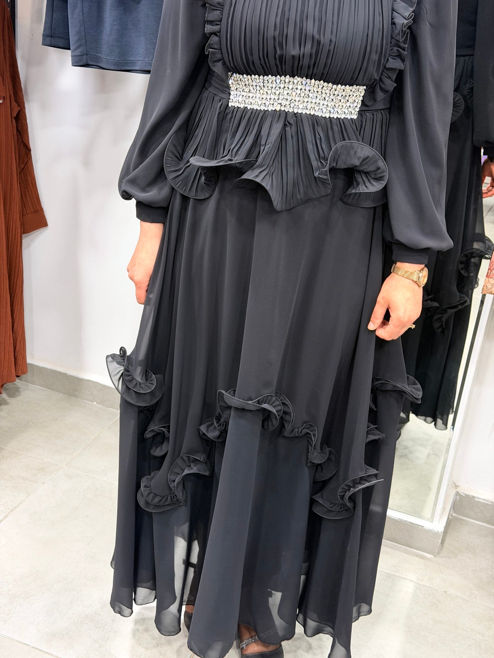 Kristal Kemerli Piliseli Şifon Elbise - Görsel 4