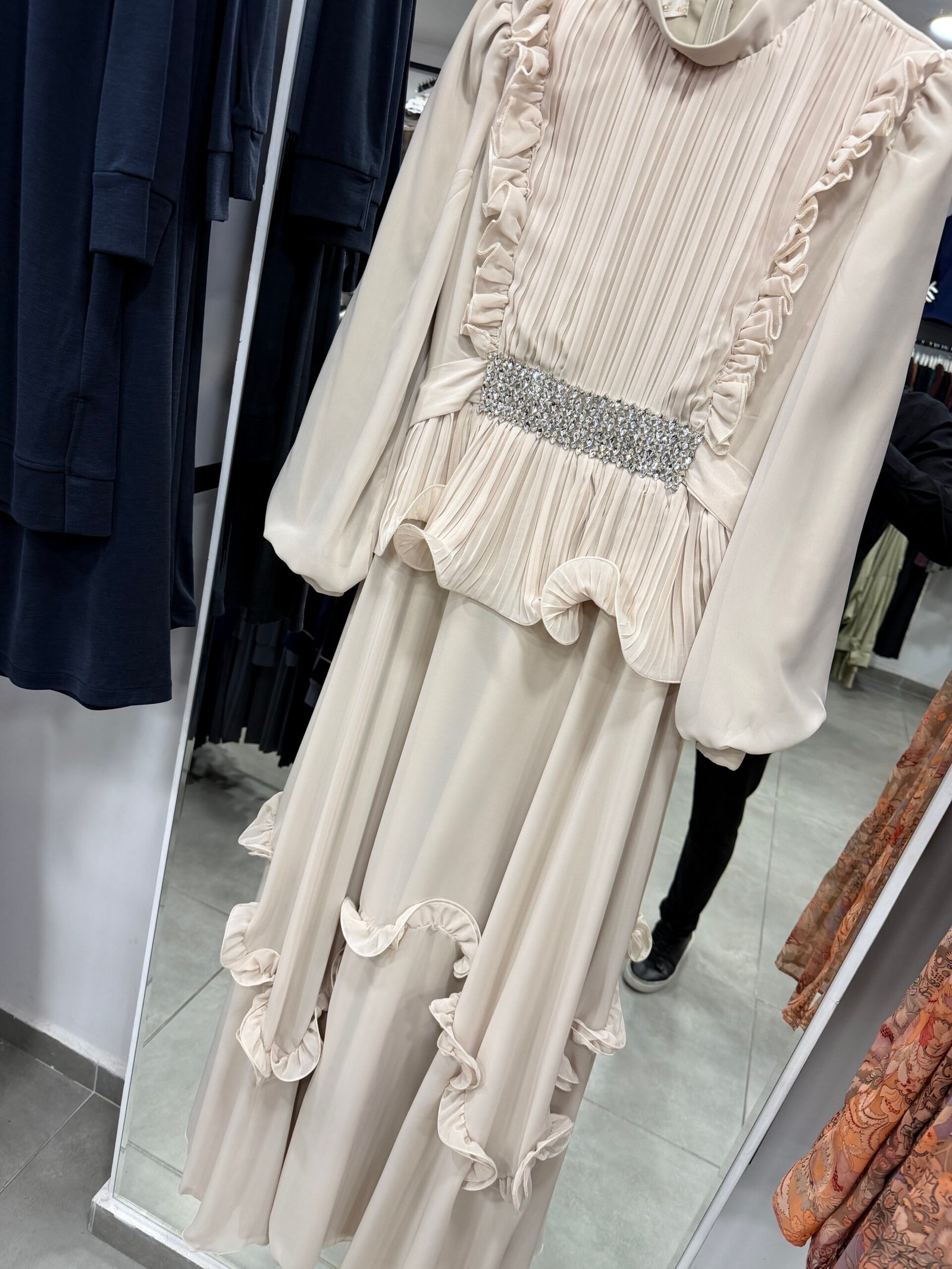 Kristal Kemerli Piliseli Şifon Elbise - Görsel 2