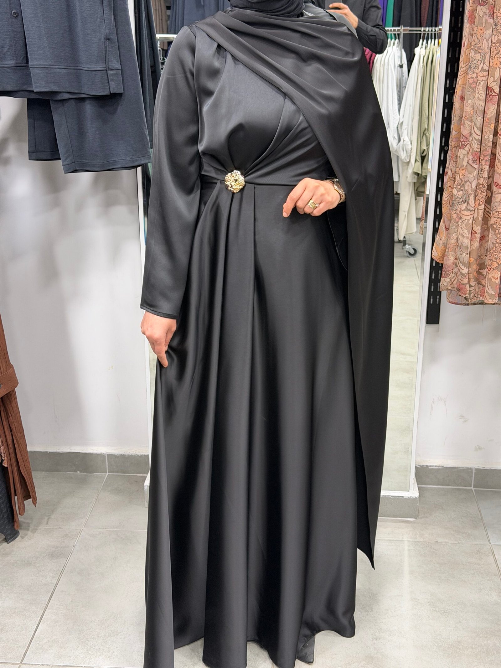 Pelerin Detaylı Saten Elbise - Görsel 2