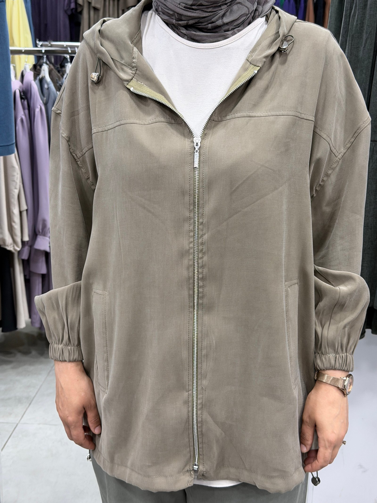 Spor Model Kapüşonlu Kısa Kap
